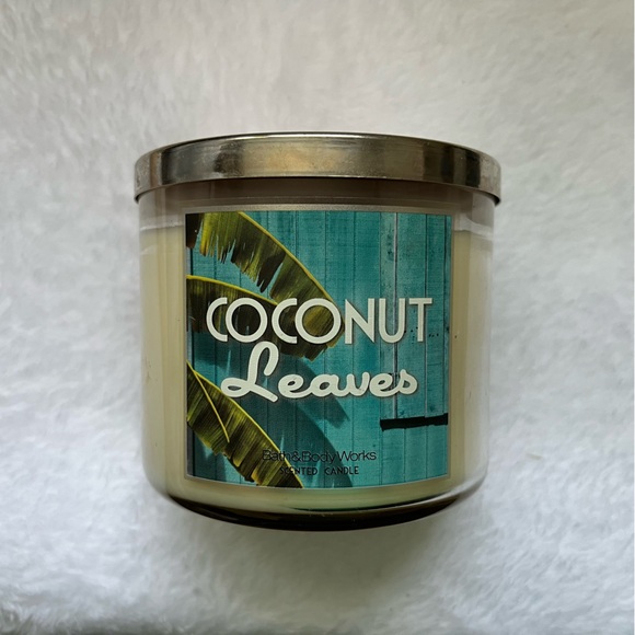 Bath & Body Works Coconut Leaves Scented Candle - New/Rare - Picture 1 of 5